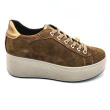 Carica l&#39;immagine nel visualizzatore di Gallery, Igi&amp;co 6672222 cognac sneakers donna stringata in camoscio con accessorio removibile fontale
