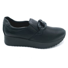 Carica l&#39;immagine nel visualizzatore di Gallery, Enval 6777700 nero mocassino donna in pelle con catena decorativa e soletta estraibile in memory foam
