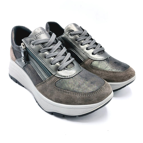 Enval 6776522 grigio sneakers donna con lacci e cerniera con tomaia in pelle scamosciata.
Dotata di una forma ampia e soletta estraibile