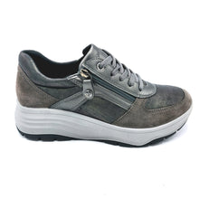 Carica l&#39;immagine nel visualizzatore di Gallery, Enval 6776522 grigio sneakers donna con lacci e cerniera con tomaia in pelle scamosciata.
Dotata di una forma ampia e soletta estraibile
