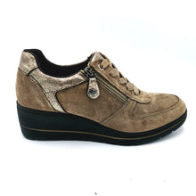 Carica l&#39;immagine nel visualizzatore di Gallery, Enval 6764733 fango sneakers donna in pelle scamosciata con zeppa di 5 cm e soletta estraibile in memory foam
