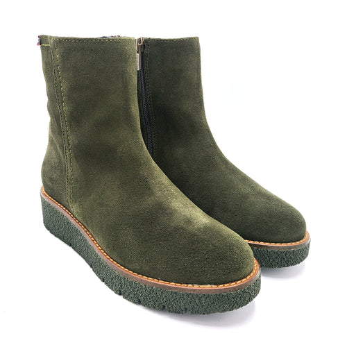 Callaghan 32602 verde stivaletto donna in pelle scamosciata con cerniera.
Dotato di una soletta estraibile e una suola con sistema adaptaction