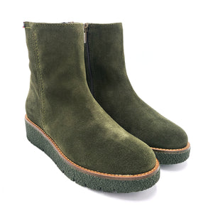 Callaghan 32602 verde stivaletto donna in pelle scamosciata con cerniera.
Dotato di una soletta estraibile e una suola con sistema adaptaction