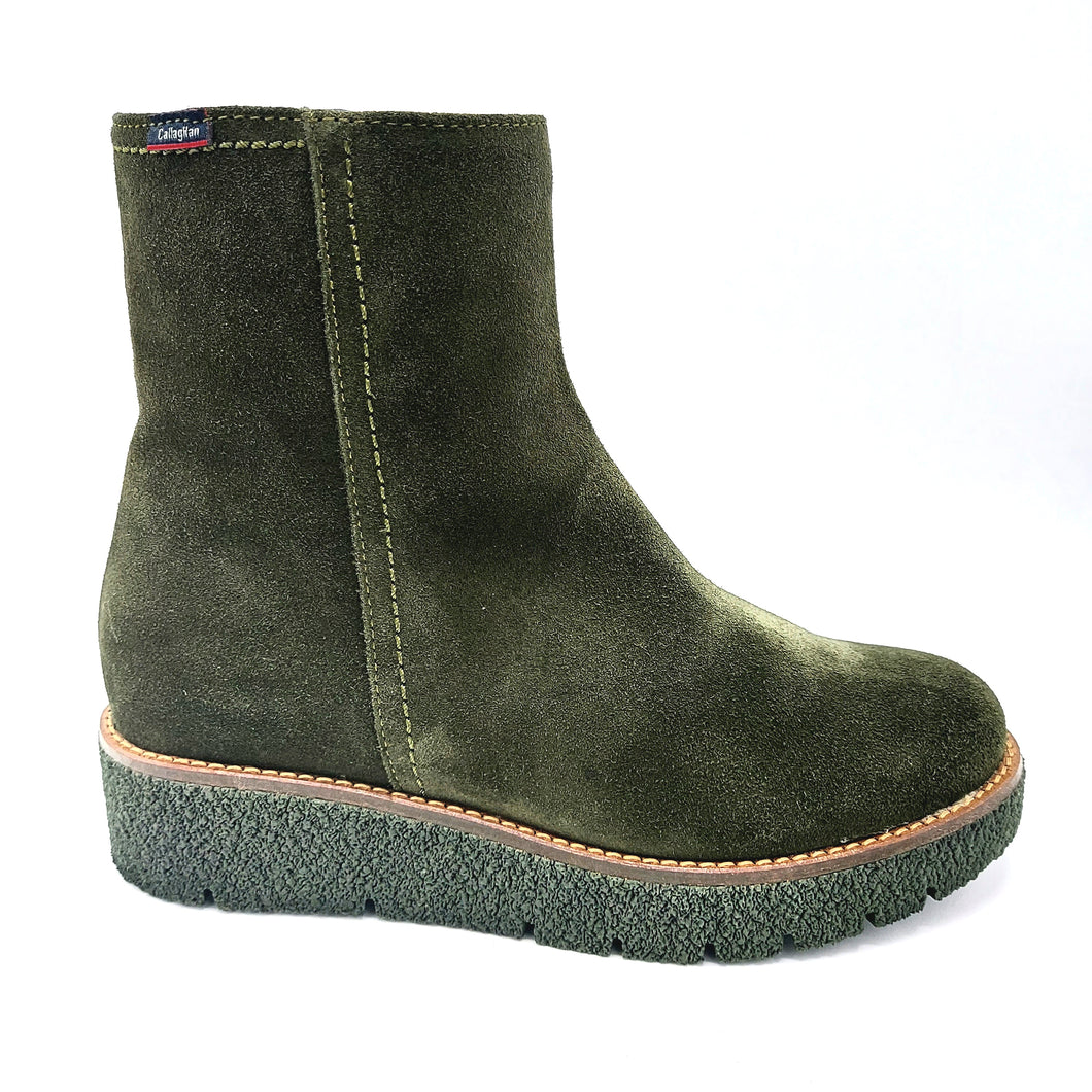 Callaghan 32602 verde stivaletto donna in pelle scamosciata con cerniera.
Dotato di una soletta estraibile e una suola con sistema adaptaction