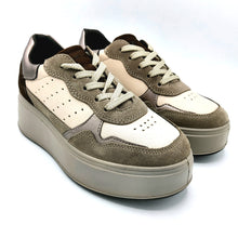 Carica l&#39;immagine nel visualizzatore di Gallery, Igi&amp;co 6672311 marmo sneakers donna in pelle e camoscio con chiusura con lacci.
Dotata di soletta estraibile e un fondo di 5 cm
