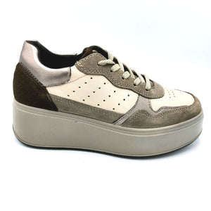 Igi&co 6672311 marmo sneakers donna in pelle e camoscio con chiusura con lacci.
Dotata di soletta estraibile e un fondo di 5 cm