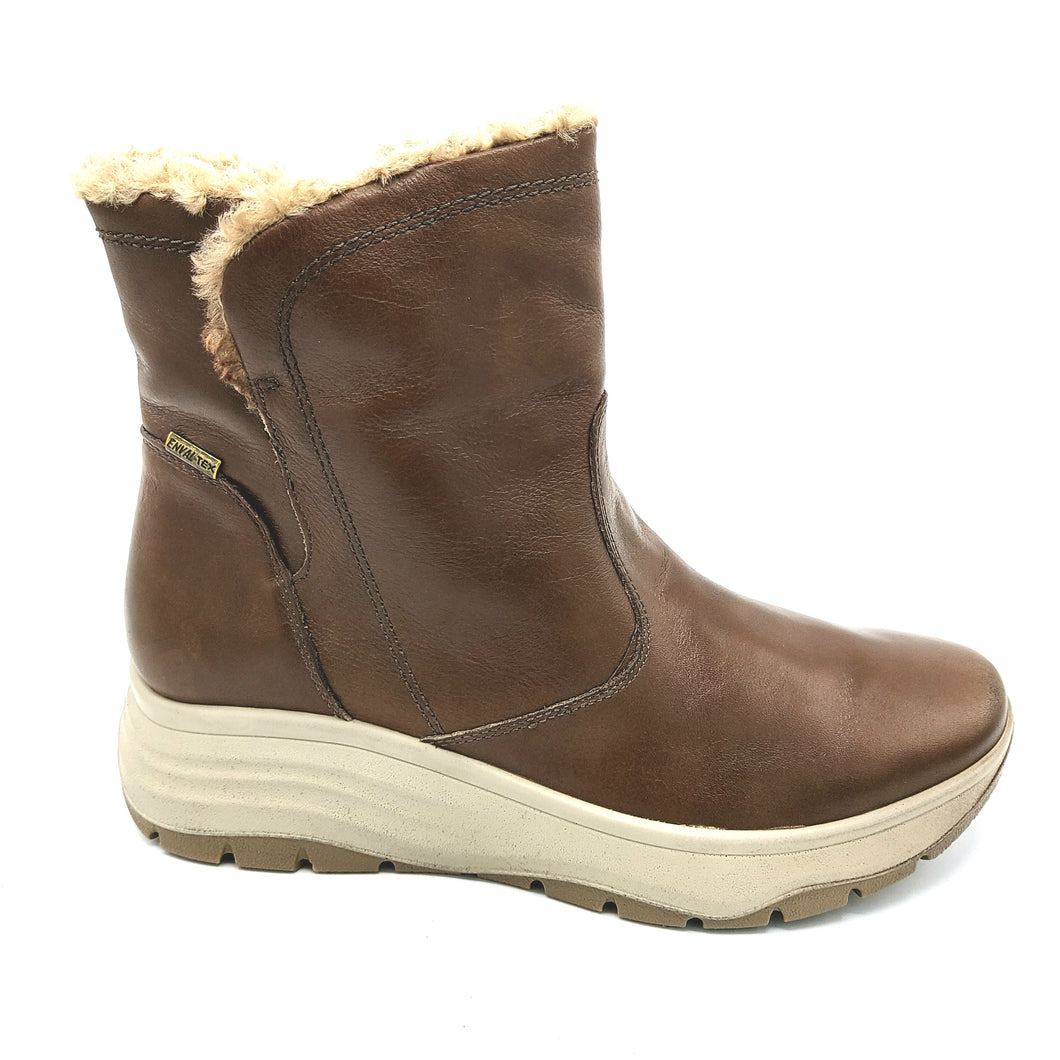 Enval 6776811 marrone stivaletto donna in pelle con fodera in pelliccia ecologica.
Dotato di soletta estraibile in memory foam