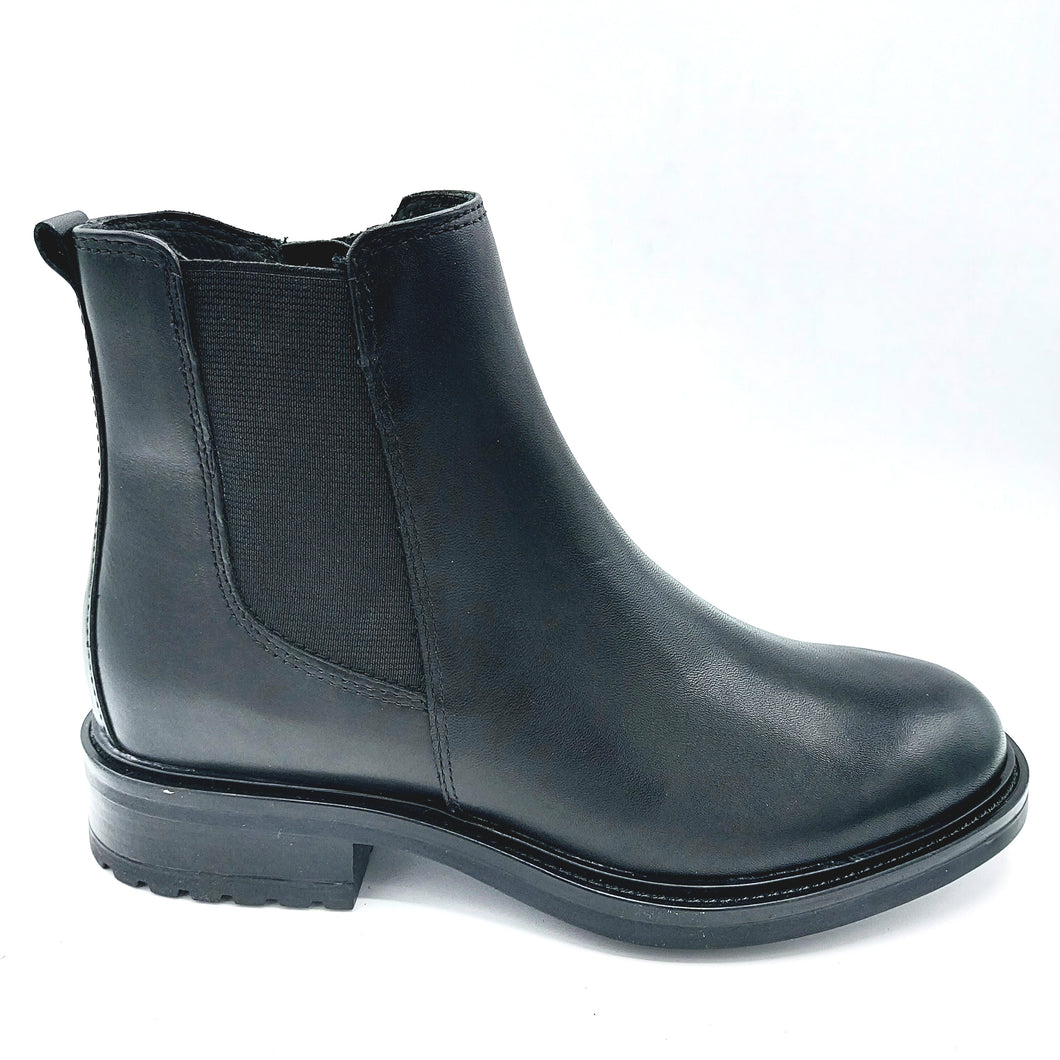 Vueva WH66H14 nero stivaletto basso con zip ed elastico laterale.
Interamente in pelle con suola in gomma