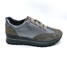 Carica l&#39;immagine nel visualizzatore di Gallery, Igieco 667011 grigio sneakers donna in pelle e camoscio con fasce elastiche e soletta estraibile in memory foam
