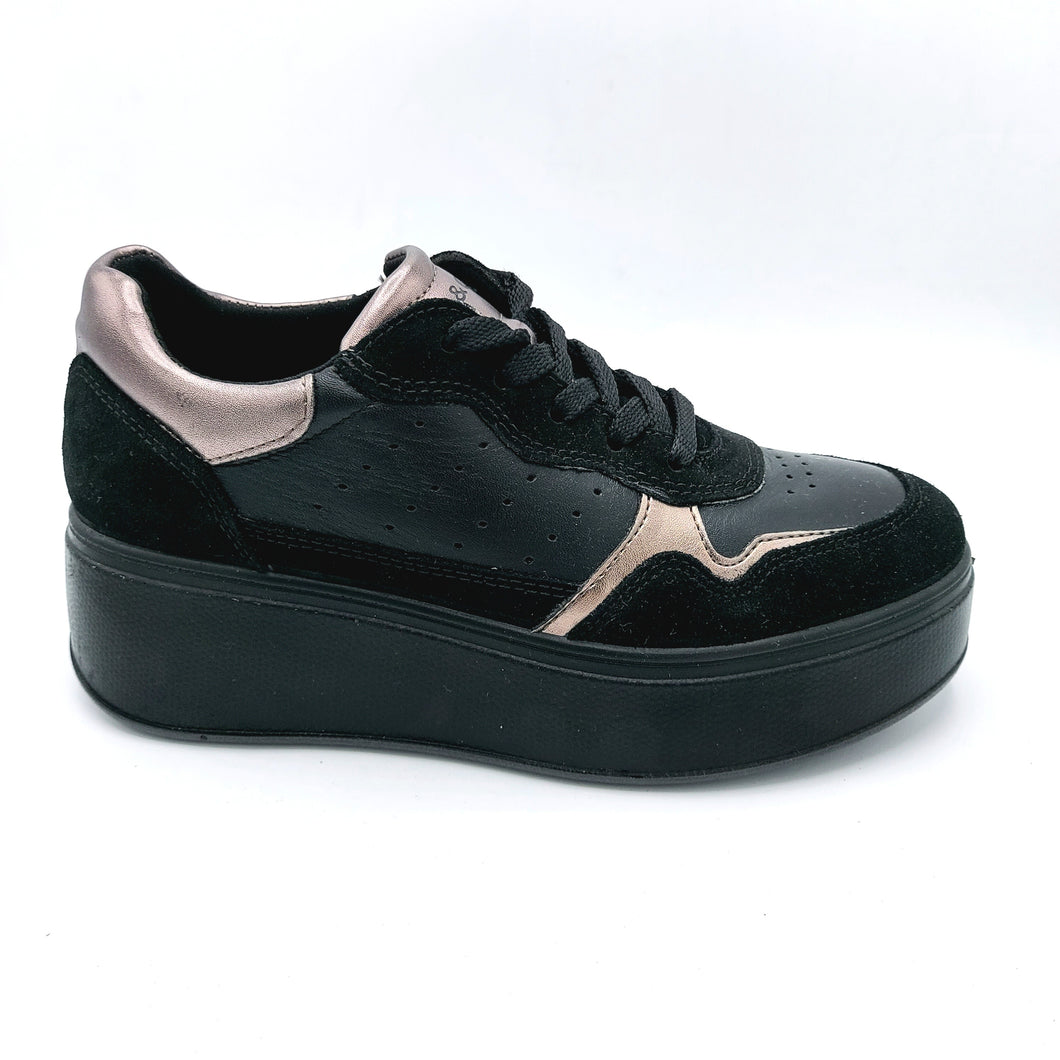 Igieco 6672300 nero sneakers donna in pelle e camoscio con chiusura con lacci.
Scarpa dotata di una zeppa di 5 cm e un plantare estraibile in memory foam