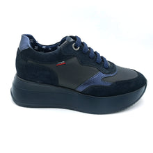 Carica l&#39;immagine nel visualizzatore di Gallery, Callaghan 60301 blu sneaker donna in pelle e camoscio con lacci, e suola con sistema adaptaction &quot;che si adatta al piede&quot;
