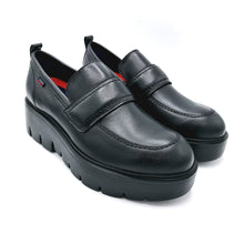 Carica l&#39;immagine nel visualizzatore di Gallery, Callaghan 46020 nero mocassino donna con zeppa di 5,5 cm con sistema adaptaction 
