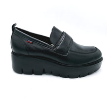 Carica l&#39;immagine nel visualizzatore di Gallery, Callaghan 46020 nero mocassino donna con zeppa di 5,5 cm con sistema adaptaction 
