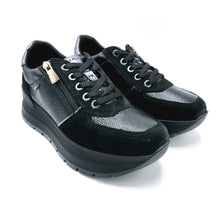 Carica l&#39;immagine nel visualizzatore di Gallery, Igieco 6675200 nero sneakers donna con lacci e cerniera in pelle stampata e camoscio, con plantare estraibile e zeppa di 5,5 cm
