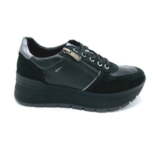 Carica l&#39;immagine nel visualizzatore di Gallery, Igieco 6675200 nero sneakers donna con lacci e cerniera in pelle stampata e camoscio, con plantare estraibile e zeppa di 5,5 cm
