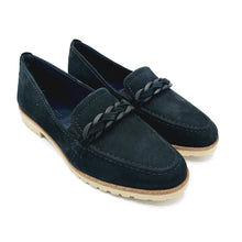 Carica l'immagine nel visualizzatore di Gallery, Tamaris 1-24200-42 navy mocassino basso donna in nabuk con catenina decorativa
