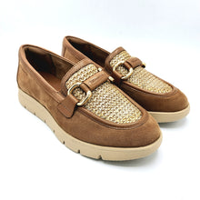 Carica l'immagine nel visualizzatore di Gallery, Tamaris 1-24628-44 cognac mocassino basso in camoscio e tessuto color oro con sottopiede in pelle imbottito e una suola super leggera
