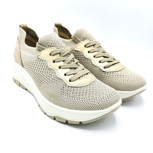 Enval 7772044 beige sneakers donna in tessuto con lacci. Dotata di una frma ampia e una soletta estraibile in memory foam