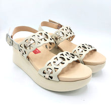 Carica l&#39;immagine nel visualizzatore di Gallery, Callaghan 29926 beige sandalo in pelle on doppia fascia e riporto color oro con tomaia ritagliata a laser. Dotata di zeppa in gomma con sistema adaptaction
