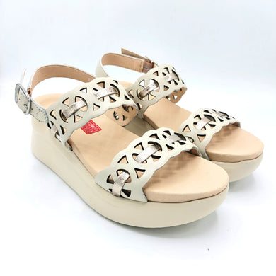 Callaghan 29926 beige sandalo in pelle on doppia fascia e riporto color oro con tomaia ritagliata a laser. Dotata di zeppa in gomma con sistema adaptaction