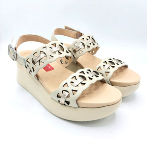 Callaghan 29926 beige sandalo in pelle on doppia fascia e riporto color oro con tomaia ritagliata a laser. Dotata di zeppa in gomma con sistema adaptaction
