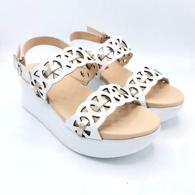 Callaghan 29926 bianco sandalo in pelle on doppia fascia e riporto color oro con tomaia ritagliata a laser. Dotata di zeppa in gomma con sistema adaptaction