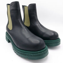 Carica l&#39;immagine nel visualizzatore di Gallery, Bueno WZ1403 nero verde stivaletto donna modello beatles in pelle con elastici e suola a contrasto
