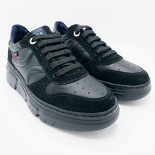 Carica l&#39;immagine nel visualizzatore di Gallery, Callaghan 51806 nero sneakers donna in pelle con riporti in camoscio con lacci
