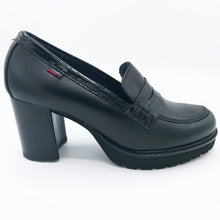 Carica l&#39;immagine nel visualizzatore di Gallery, Callaghan 30806 nero mocassino donna in pelle con rifiniture in naplak con tacco largo di 7 cm e plateau di 1,5 cm
