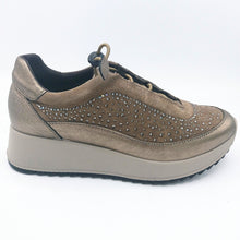 Carica l&#39;immagine nel visualizzatore di Gallery, Enval 4774744 tortora sneakers slip on in pelle scamosciata con rifiniture in pelle laminata e con strass decorativi
