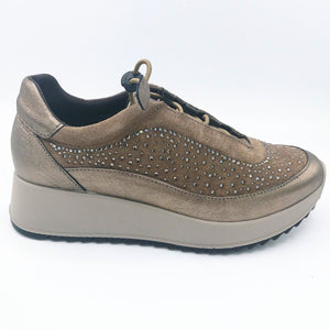 Enval 4774744 tortora sneakers slip on in pelle scamosciata con rifiniture in pelle laminata e con strass decorativi