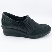 Carica l&#39;immagine nel visualizzatore di Gallery, Enval 4757500 nero mocassino con tomaia semi elasticizzata con zeppa 4 cm
