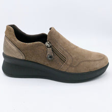 Carica l&#39;immagine nel visualizzatore di Gallery, Enval 4776244 beige sneakers donna in camoscio con zip laterale e soletta estraibile
