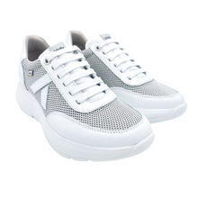 Carica l&#39;immagine nel visualizzatore di Gallery, Callaghan 62400 bianco sneakers donna strainngata in pelle con fondo in gomma con sistema adaptacton
