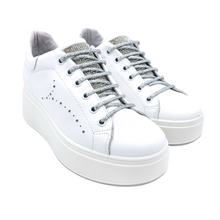 Carica l'immagine nel visualizzatore di Gallery, Igieco 7657300 bianco sneakers donna stringata con zeppa di 5 cm e soletta estraibile e con decorazioni di strass sulla pattina
