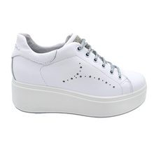 Carica l'immagine nel visualizzatore di Gallery, Igieco 7657300 bianco sneakers donna stringata con zeppa di 5 cm e soletta estraibile e con decorazioni di strass sulla pattina
