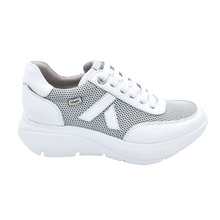 Carica l&#39;immagine nel visualizzatore di Gallery, Callaghan 62400 bianco sneakers donna strainngata in pelle con fondo in gomma con sistema adaptacton
