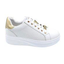 Carica l&#39;immagine nel visualizzatore di Gallery, Valleverde 35102 bianco sneakers con lacci e decorazioni removibili sul laccio e rifiniture color oro
