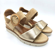 Carica l&#39;immagine nel visualizzatore di Gallery, Tamaris 1-28206-42 beige oro sandalo donna in pelle scamosciata con zeppa di 4,5 cm e chiusura con velcro
