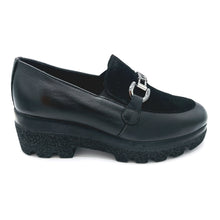 Carica l'immagine nel visualizzatore di Gallery, Valleverde VR101F nero mocassino in pelle e pelle scamosciata con zeppa di 5,5 cm e morsetto decorativo
