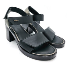 Carica l'immagine nel visualizzatore di Gallery, Igieco 1194300 nero sandalo in pelle con tacco di 8 cm, dotato di tripla chiusura con velcro

