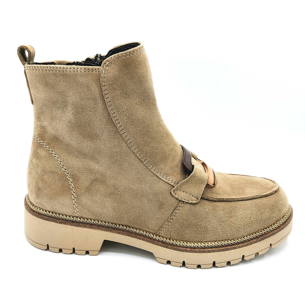 Tamaris 1-25435-45 beige stivaletto basso in camoscio con dettaglio decorativo frontale