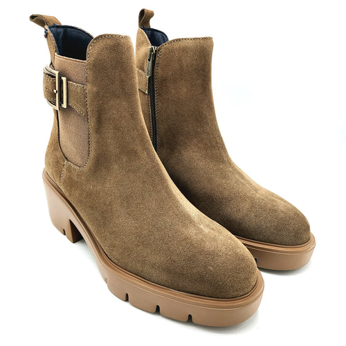 Callaghan 35603 cammello stivaletto in camoscio con elastico e fibbia laterale e chiusura con cerniera.
Dotato di suola extra leggera con sistema adaptaction