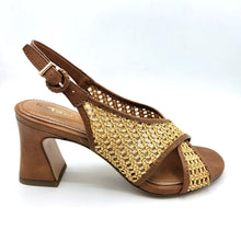 Carica l'immagine nel visualizzatore di Gallery, Tamaris 1-28315-46 cognac sandalo incrociato in rafia con tacco largo di 7 cm
