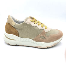 Carica l'immagine nel visualizzatore di Gallery, Igieco 1158111 nude e beige sneakers donna in pelle scamosciata e tela con lacci arancio. Dotata di soletta estraibile
