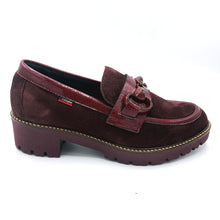 Carica l&#39;immagine nel visualizzatore di Gallery, Callaghan 13458 prugna mocassino in pelle scamosciata con riporti in vernice e morsetto frontale decorativo.
Dotato di una suola in gomma con sistema adaptaction
