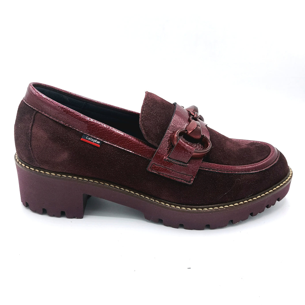 Callaghan 13458 prugna mocassino in pelle scamosciata con riporti in vernice e morsetto frontale decorativo.
Dotato di una suola in gomma con sistema adaptaction