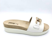 Carica l'immagine nel visualizzatore di Gallery, Enval 7788211 bianco  ciabatta in pelle con catena decorativa e sottopiede in tessuto traspirante
