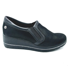 Carica l'immagine nel visualizzatore di Gallery, Enval 2274200 nero mocassino donna linea comoda con tessuto effetto camoscio che si adatta al piede e soletta estraibile in memory foam
