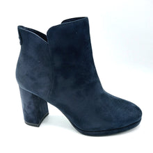Carica l&#39;immagine nel visualizzatore di Gallery, Tamaris 1-25362-45 navy stivaletto vegan con tacco largo di 8 cm e plateau di 1 cm e cerniera laterale
